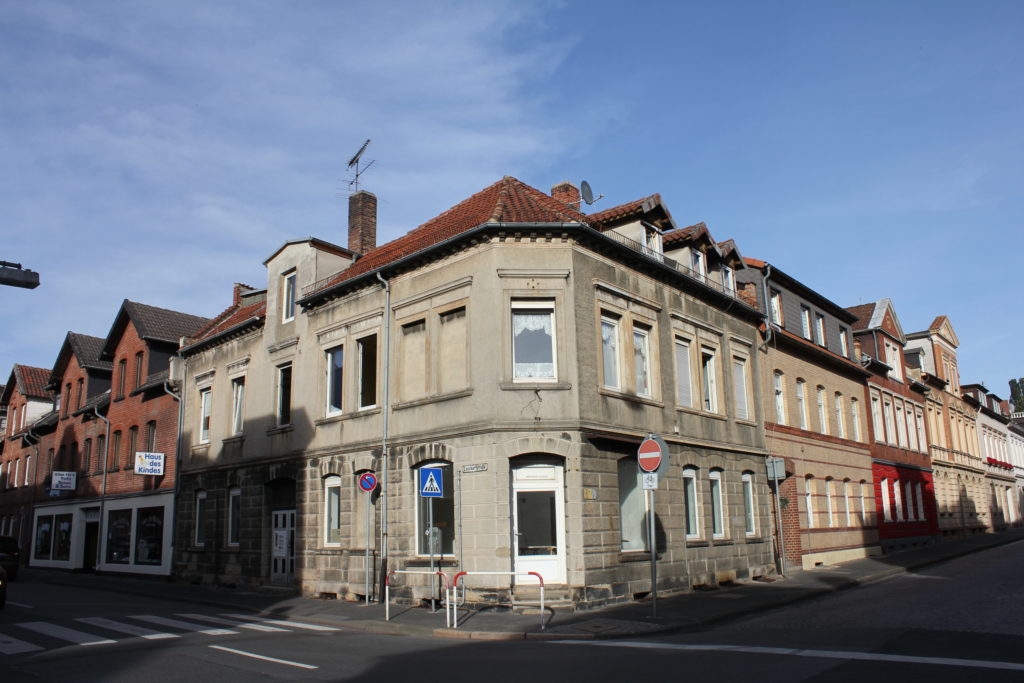 Mehrfamilienhaus mit Ladenfläche im Erdgeschoss in zentrumsnaher Lage Mehrfamilienhaus mit Ladenfläche im Erdgeschoss in zentrumsnaher Lage