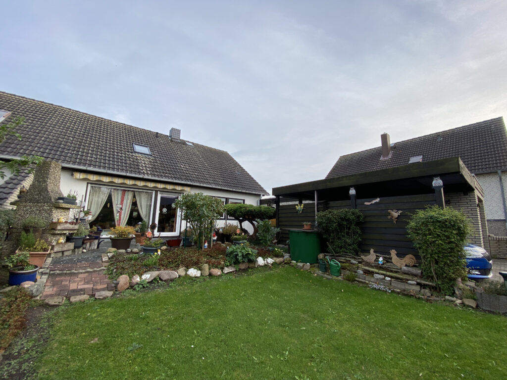Großzügige Doppelhaushälfte mit Garage und Carport sowie einem Wintergarten mit unverbautem Blick Großzügige Doppelhaushälfte mit Garage und Carport sowie einem Wintergarten mit unverbautem Blick