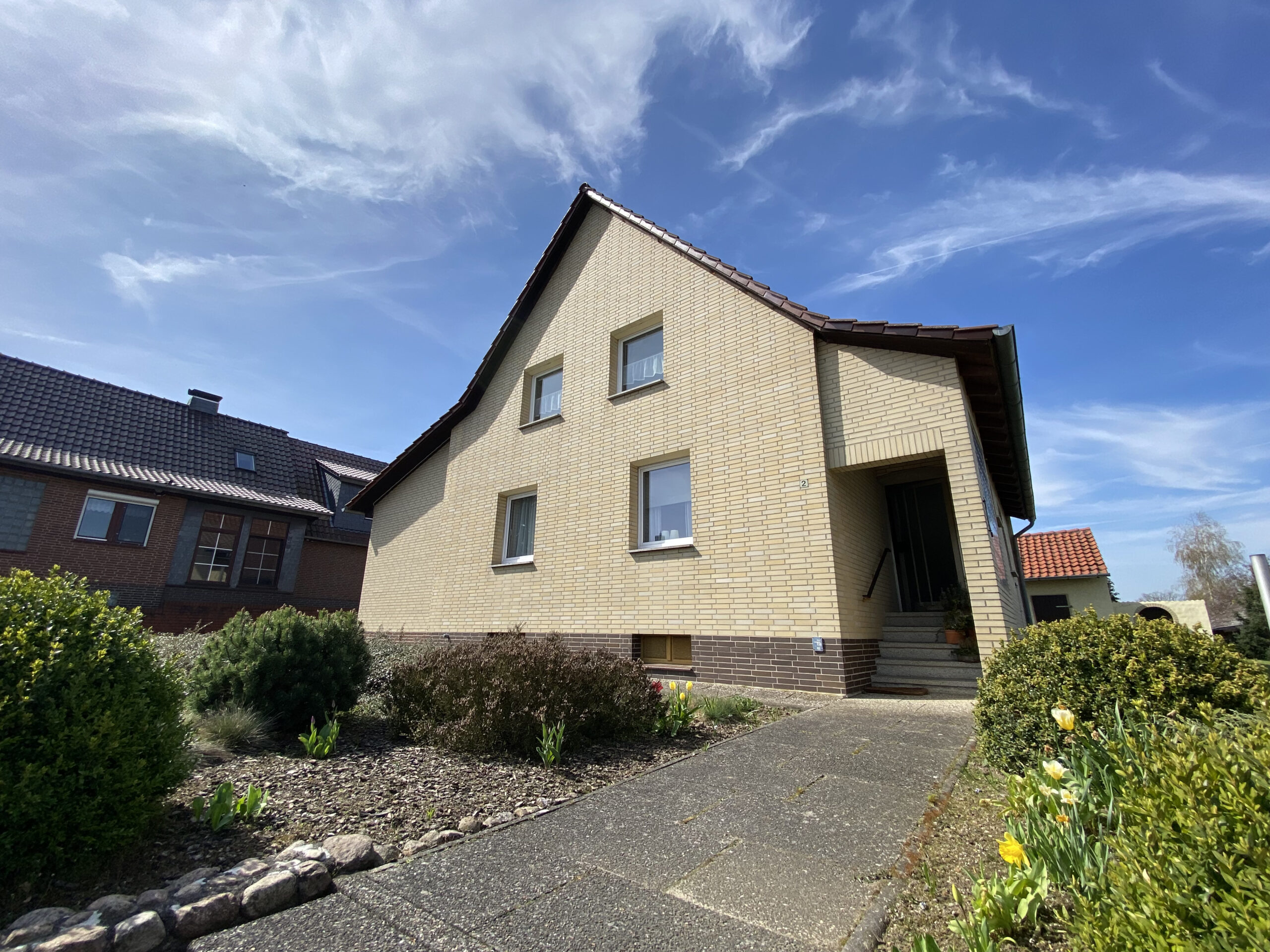 Gepflegtes Einfamilienhaus mit Einliegerwohnung, Garage und Nebengebäude – In der Nähe von Wolfsburg