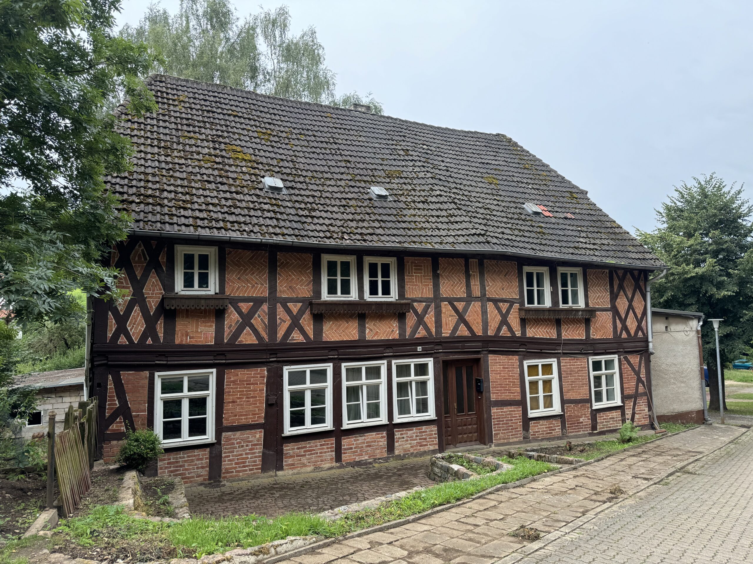 Grundstück mit stark sanierungsbedürftigem, denkmalgeschützem Fachwerkhaus