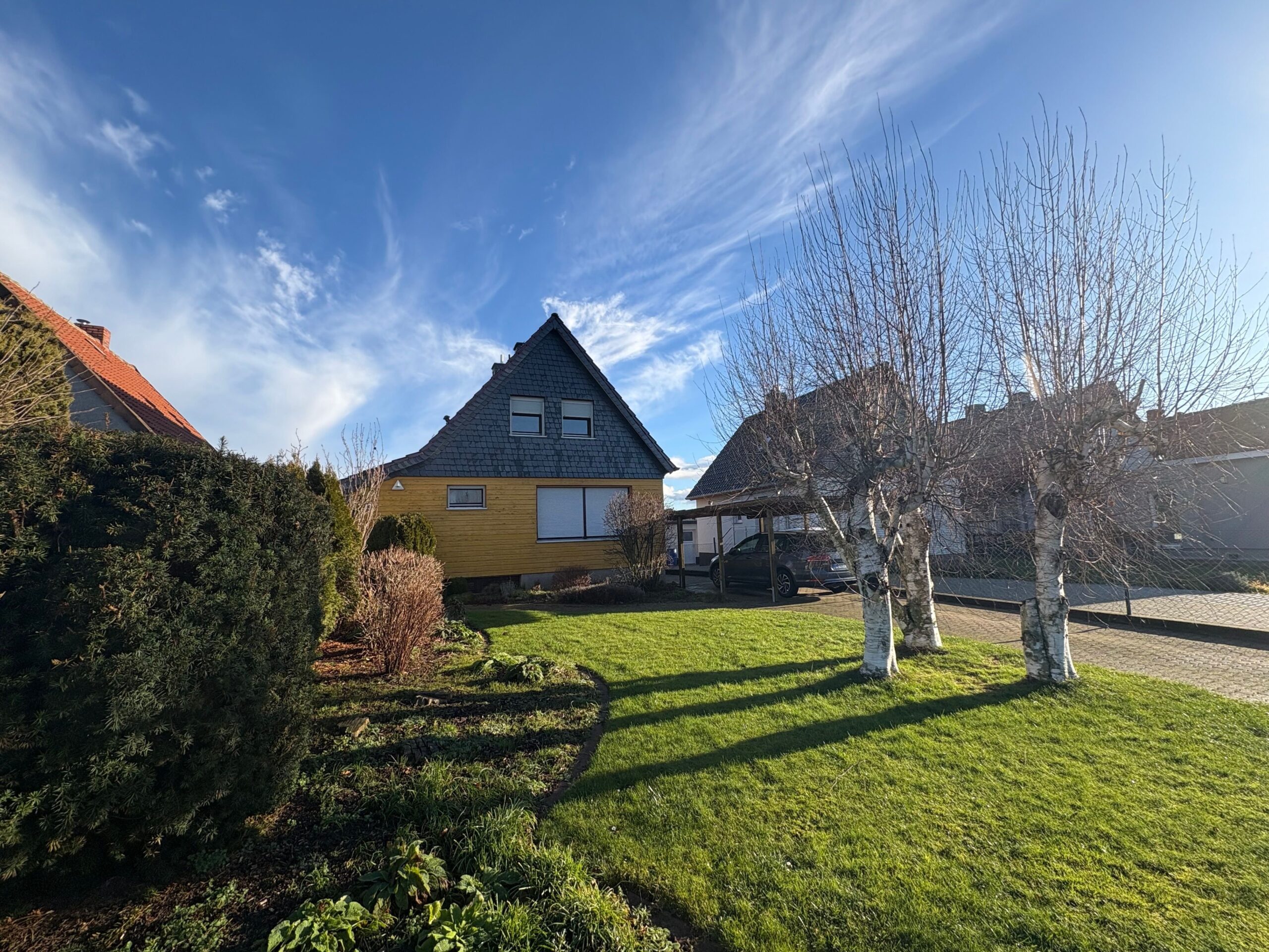 Freistehendes Einfamilienhaus mit Garage und Carport