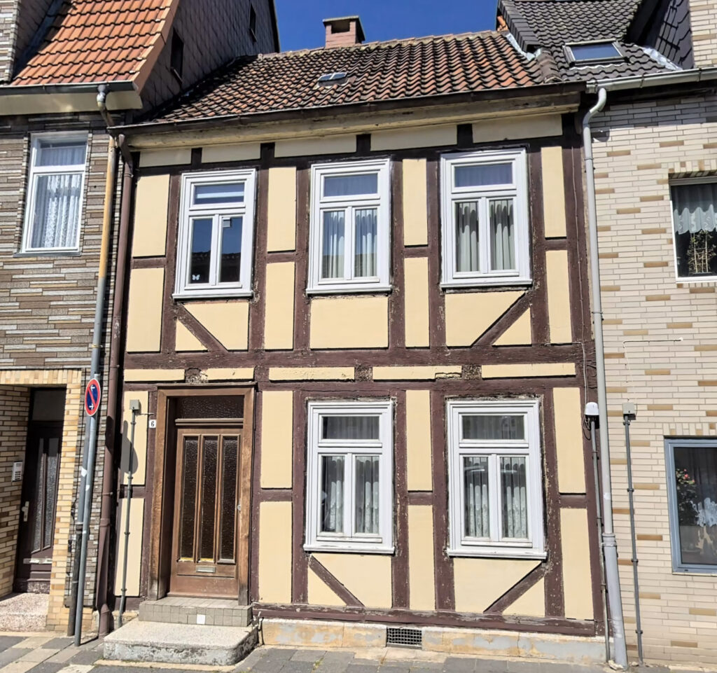 Einfamilien-Reihenhaus in Helmstedt – Garten und Nebengebäude u. v. m… Einfamilien-Reihenhaus in Helmstedt – Garten und Nebengebäude u. v. m…
