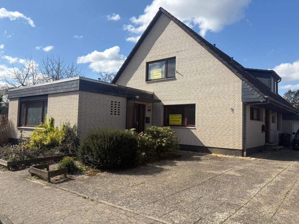 Großes Einfamilienhaus mit Einliegerwohnung / Büroanbau Großes Einfamilienhaus mit Einliegerwohnung / Büroanbau