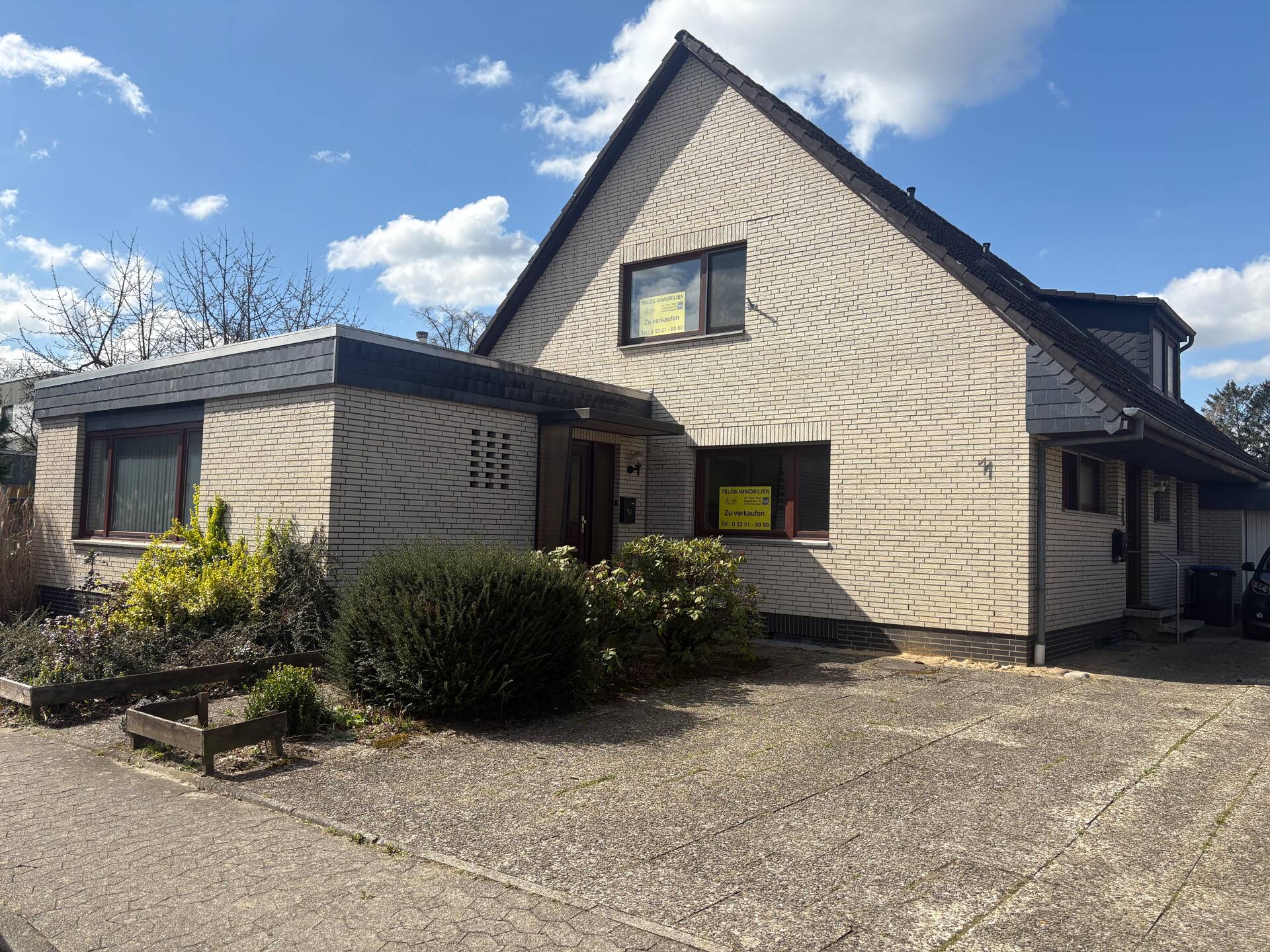 Großes Einfamilienhaus mit Einliegerwohnung / Büroanbau