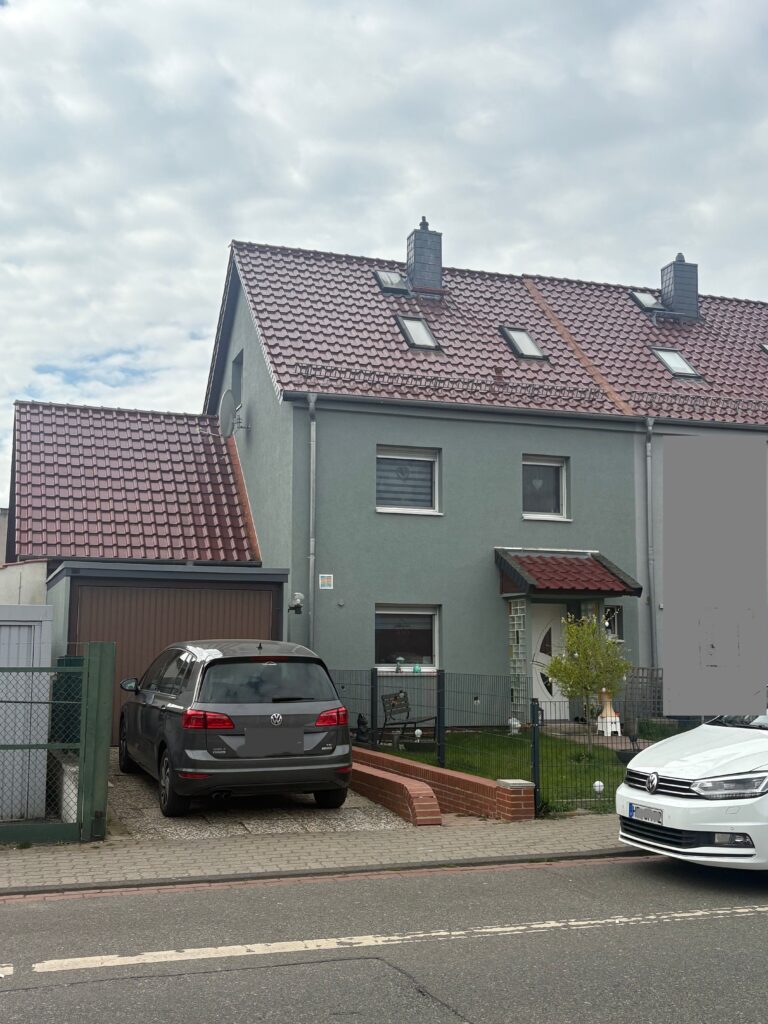 Großes Reihenendhaus mit Garage (PV und Solaranlage bereits inklusive) Großes Reihenendhaus mit Garage (PV und Solaranlage bereits inklusive)