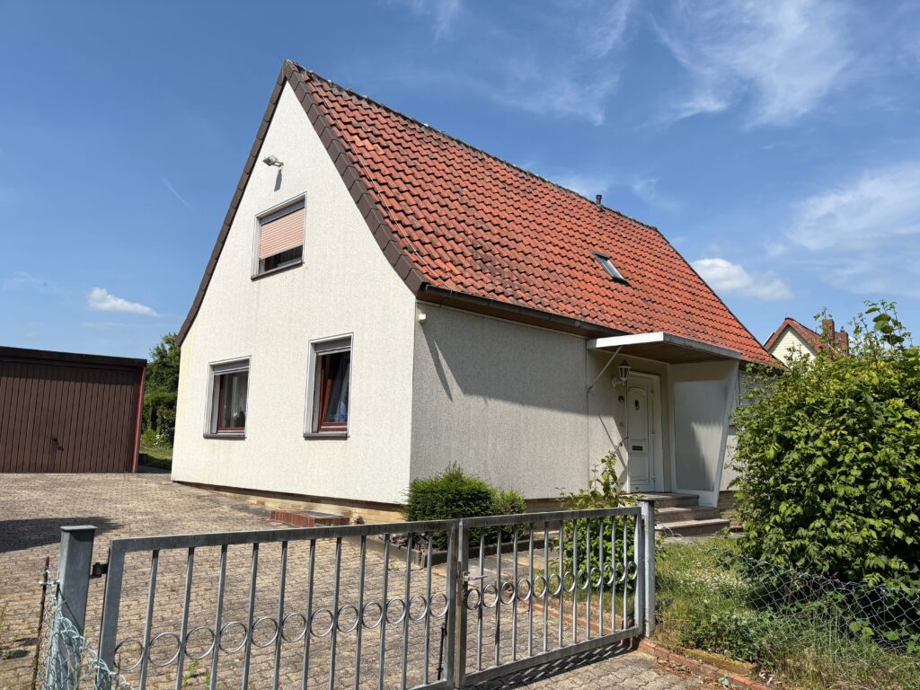 Kleines, freistehendes Einfamilienhaus mit 2 Garagen Kleines, freistehendes Einfamilienhaus mit 2 Garagen