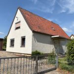 Kleines, freistehendes Einfamilienhaus mit 2 Garagen