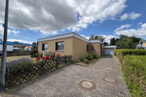 Ebenerdiges Wohnen: Gepflegter Bungalow mit Garage in Schöningen