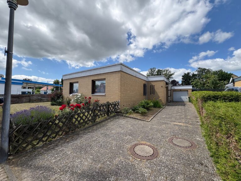 Ebenerdiges Wohnen: Gepflegter Bungalow mit Garage in Schöningen