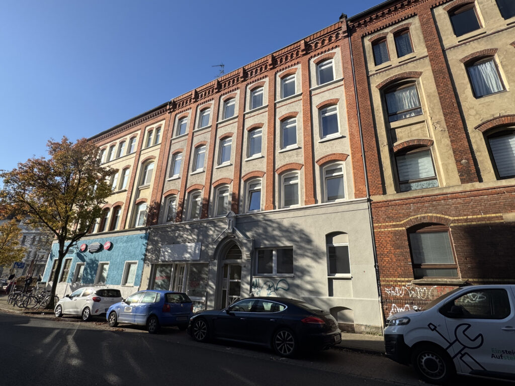 Attraktives Mehrfamilienhaus mit Gewerbeanteil in gut frequentierter Lage von Braunschweig – Entwicklungspotenzial!