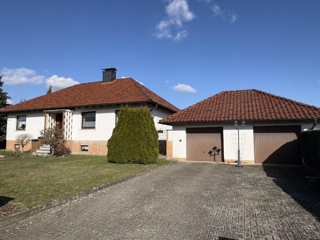 Schmucker Bungalow mit Vollkeller und 2 Garagen