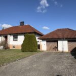 Schmucker Bungalow mit Vollkeller und 2 Garagen