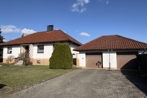 Schmucker Bungalow mit Vollkeller und 2 Garagen Schmucker Bungalow mit Vollkeller und 2 Garagen