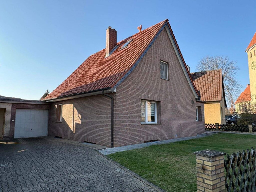 Sehr gepflegtes Einfamilienhaus mit großer Garage Sehr gepflegtes Einfamilienhaus mit großer Garage