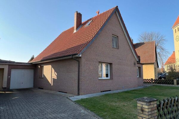 Sehr gepflegtes Einfamilienhaus mit großer Garage Sehr gepflegtes Einfamilienhaus mit großer Garage