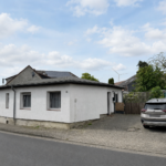 Bungalow mit Garten, überdachter Terrasse und moderner Ausstattung Bungalow mit Garten, überdachter Terrasse und moderner Ausstattung