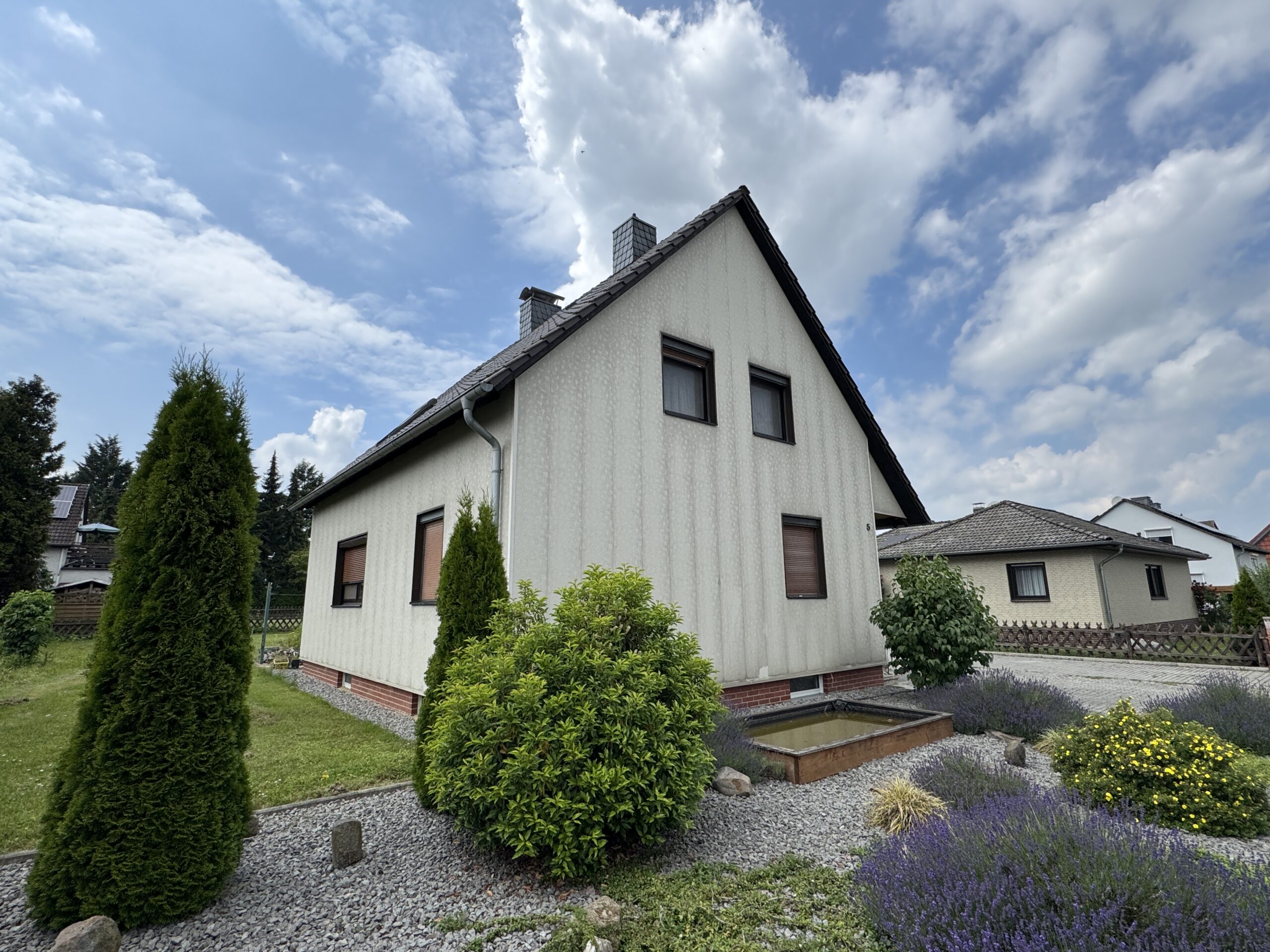 Einfamilienhaus mit Garagen-Nebengebäude in ruhiger Wohnlage – Süpplingen Einfamilienhaus mit Garagen-Nebengebäude in ruhiger Wohnlage – Süpplingen