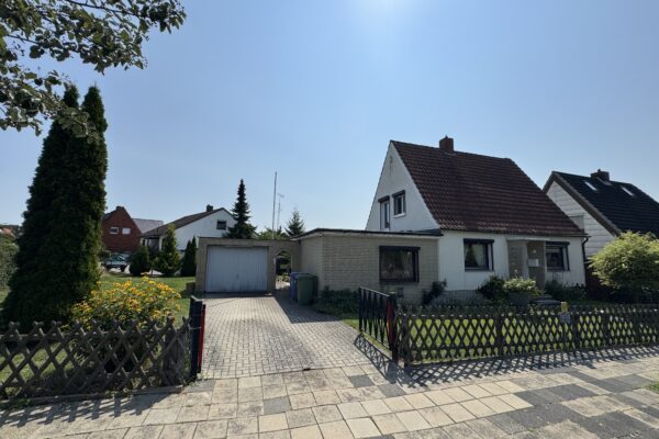 Einfamilienhaus mit großem Eigentumsgrundstück und gepflegtem Außenbereich