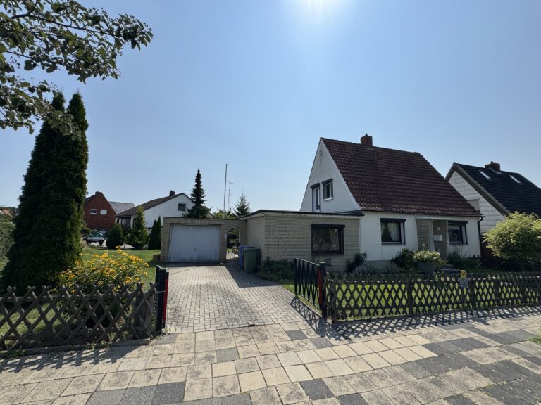 Einfamilienhaus mit großem Eigentumsgrundstück und gepflegtem Außenbereich