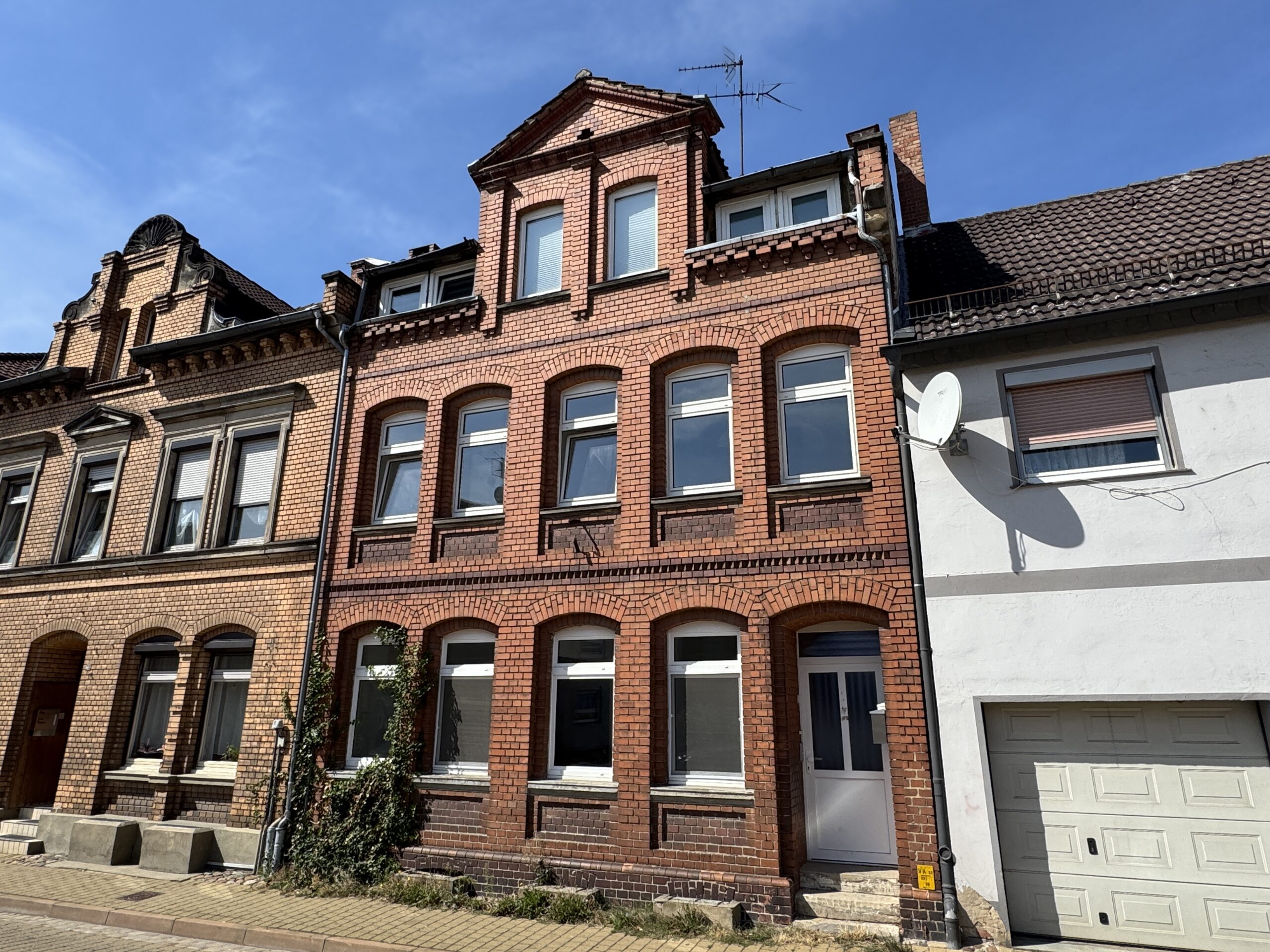 Reihenhaus mit zwei Wohneinheiten – interessant für Eigennutzer und Kapitalanleger Reihenhaus mit zwei Wohneinheiten – interessant für Eigennutzer und Kapitalanleger